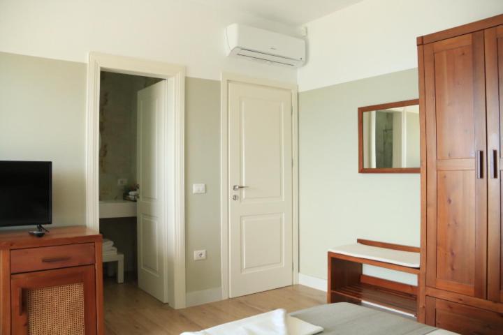 Vila 8 Hotel Himare Exterior photo